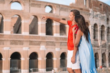 Avrupa'nın mutlu bir aile. Romantik Çift Roma Kolezyum arka plan üzerinde