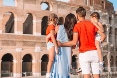 Avrupa'nın mutlu bir aile. Ebeveynler ve çocuklar Roma Kolezyum arka plan üzerinde