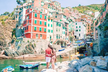 Riomaggiore, Cinque Terre, Liguria, İtalya manzaralı turistler