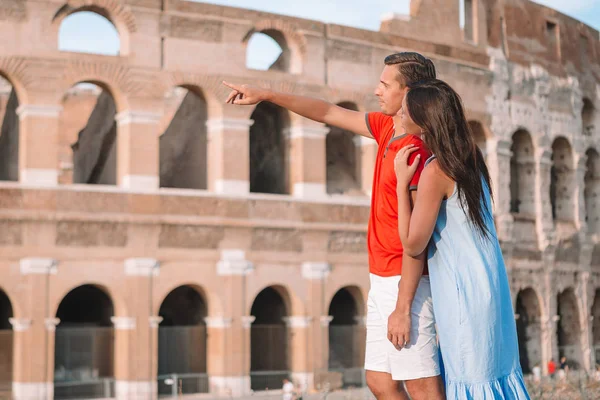 Família feliz na Europa. Casal romântico em Roma sobre Coliseu fundo — Fotografia de Stock