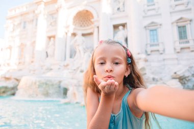 Roma'daki Trevi Çeşmesi tarafından selfie alarak sevimli küçük kız.