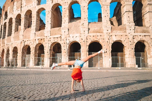 Klein meisje voor het colosseum in Rome, Italië — Stockfoto