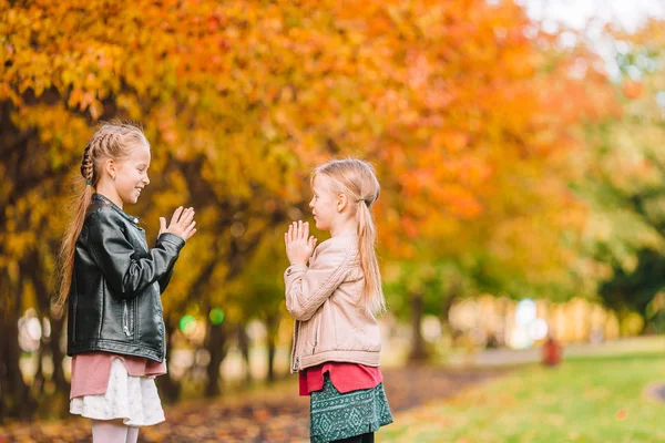 Two little kids on picnic in the park — Stock Photo, Image