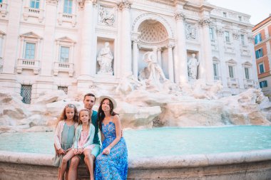Şehir haritasıyla Fontana di Trevi yakınlarında mutlu bir aile.