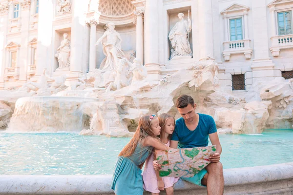 Família perto de Fontana di Trevi, Roma, Itália. Pai feliz e crianças desfrutar de férias italianas na Europa . — Fotografia de Stock