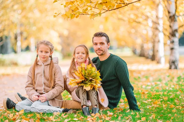 Family of dad and kids on beautiful autumn day in the park — Stock Photo, Image
