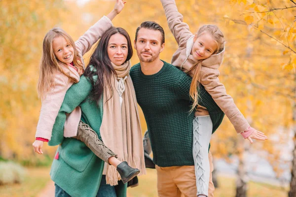 Πορτρέτο της ευτυχισμένης οικογένειας των τεσσάρων το φθινόπωρο ημέρα — Φωτογραφία Αρχείου