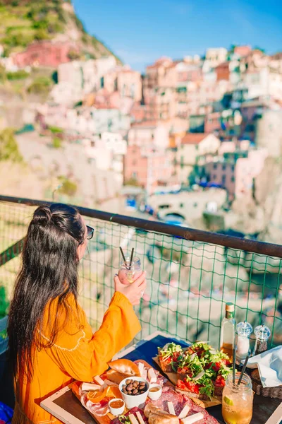 Piękna kobieta na śniadanie w kawiarni na świeżym powietrzu z niesamowitym widokiem w Cinque Terre — Zdjęcie stockowe