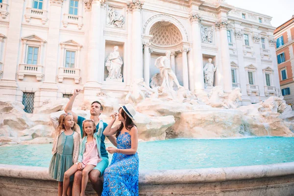 Viagem família trowing moeda em Trevi Fountain, Roma, Itália para a boa sorte . — Fotografia de Stock