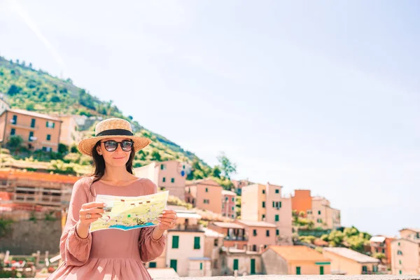 Jonge vrouw met prachtig uitzicht op het oude dorp Riomaggiore, Cinque Terre, Ligurië — Stockfoto