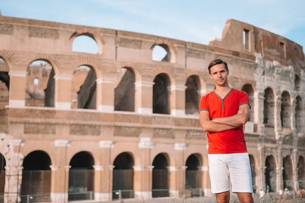 Gelukkige familie in Europa. Man in Rome over Colosseum achtergrond — Stockfoto