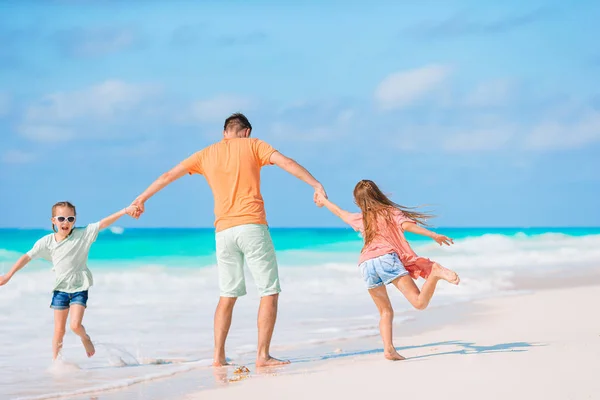 Far og barn nyter sommerferie på stranden – stockfoto