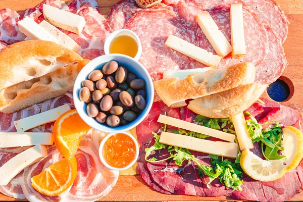 Sabroso bocadillo italiano. Brujas frescas, quesos y carne en el tablero en la cafetería con vista en Manarola — Foto de Stock