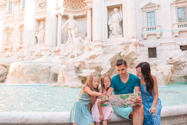 Fontana di Naqui附近的快乐家庭与城市地图 — 图库照片