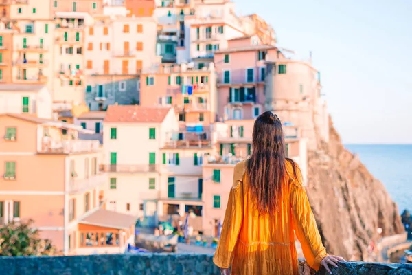 Τουριστική κοιτάζοντας γραφική θέα της Manarola, Cinque Terre, Λιγουρία, Ιταλία — Φωτογραφία Αρχείου