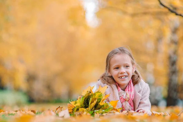 Πορτρέτο του αξιολάτρευτο κοριτσάκι με κίτρινα φύλλα μπουκέτο το φθινόπωρο — Φωτογραφία Αρχείου
