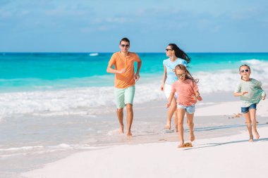 Genç aile tatilde çok eğleniyor.