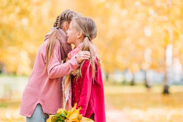 Små söta flickor utomhus på varm solig höstdag — Stockfoto