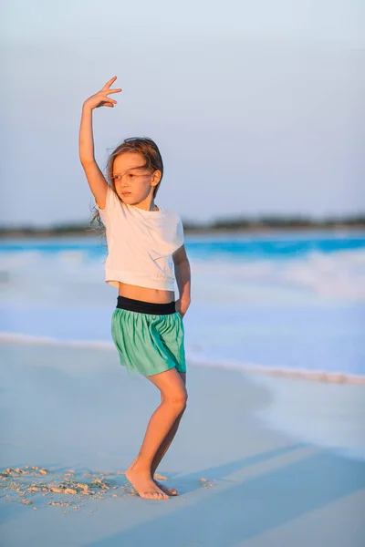 Cute little girl na plaży podczas wakacji letnich — Zdjęcie stockowe