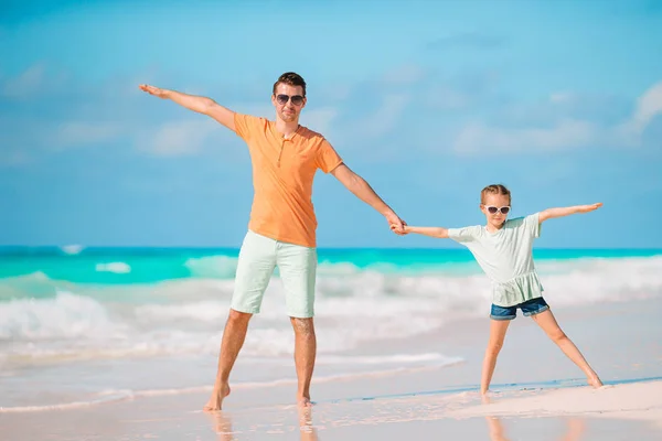 Niña y papá feliz divirtiéndose durante las vacaciones en la playa — Foto de Stock