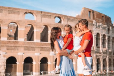 Avrupa'nın mutlu bir aile. Ebeveynler ve çocuklar Roma Kolezyum arka plan üzerinde