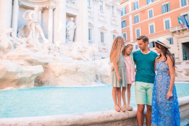 Şehir haritasıyla Fontana di Trevi yakınlarında mutlu bir aile.