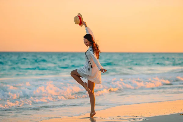 Młoda piękna kobieta na tropikalnej plaży w zachodzie słońca. — Zdjęcie stockowe