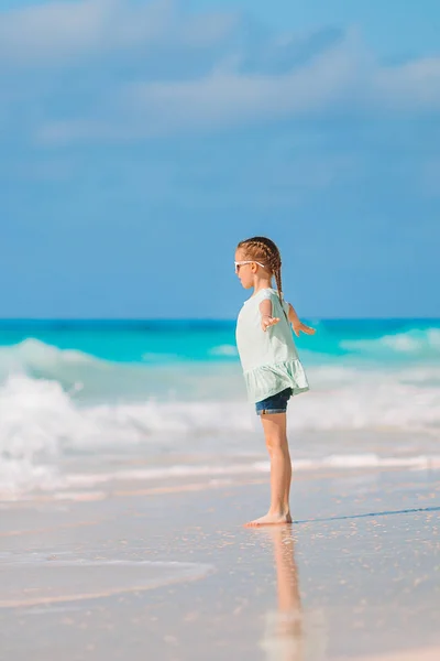 Nettes kleines Mädchen am Strand während der Sommerferien — Stockfoto