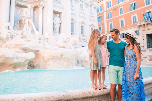 Familia feliz cerca de Fontana di Trevi con mapa de la ciudad — Foto de Stock