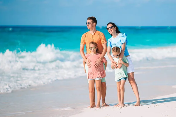 Giovane famiglia in vacanza hanno un sacco di divertimento — Foto Stock