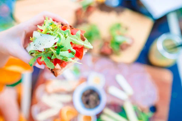 Leckerer italienischer Imbiss. frische Bruschettes, Käse und Fleisch auf dem Brett im Café mit Blick in Manarola — Stockfoto