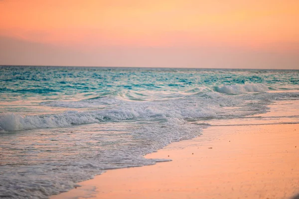 Pôr do sol bonito surpreendente em uma praia caribenha exótica — Fotografia de Stock
