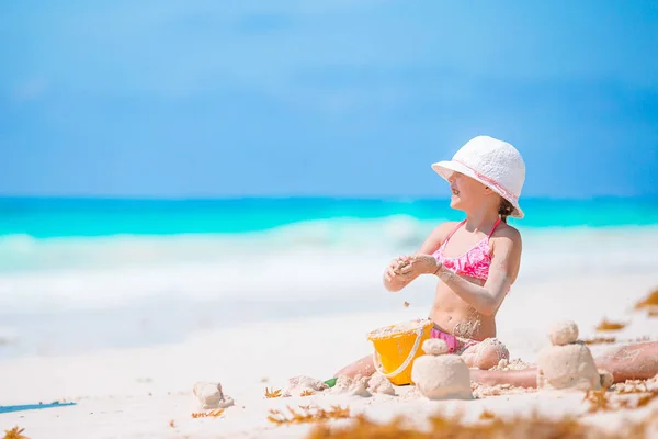 Liten bedårande flicka som leker på stranden med boll — Stockfoto