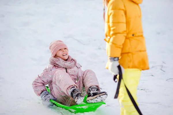 Sevimli küçük mutlu kızlar kış karlı günde halletme. — Stok fotoğraf