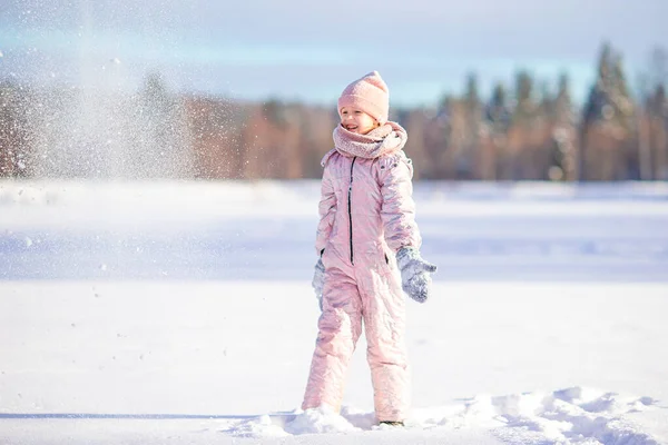 Portret de fetiță adorabilă în zăpadă zi însorită de iarnă — Fotografie, imagine de stoc