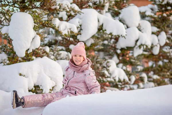 Adorable petite fille heureuse luge en hiver journée enneigée . — Photo