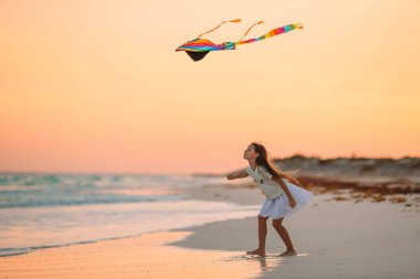 Yaz tatilinde sahilde tatlı küçük bir kız.