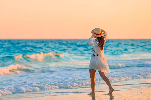 Joven hermosa mujer en la playa tropical en la puesta del sol . — Foto de Stock