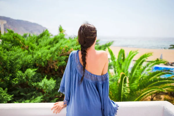 Young beautiful woman outdoors during vacation — Stock Photo, Image