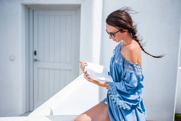 Vrouw houdt mobiele telefoon buiten op straat. — Stockfoto