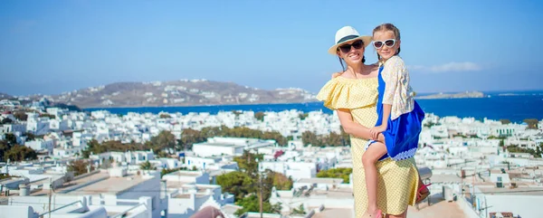 Mãe feliz e pequena menina adorável em Mykonos durante as férias de verão grego — Fotografia de Stock