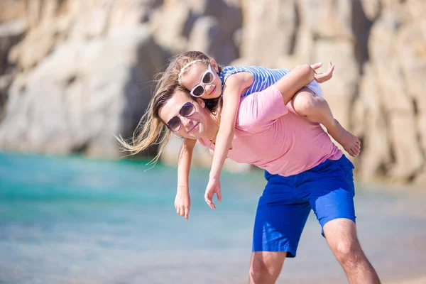 Šťastný otec a jeho roztomilé dcerušky na tropické pláži baví — Stock fotografie