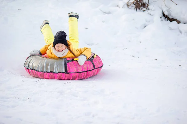 Adorable niña feliz trineo en invierno día nevado . — Foto de Stock