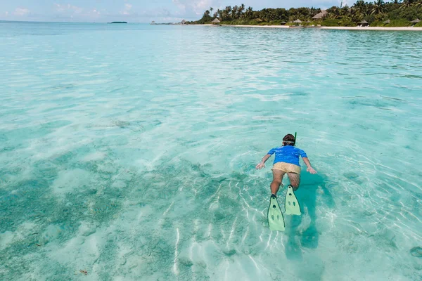 Mann schwimmt im erstaunlich türkisfarbenen Ozean — Stockfoto