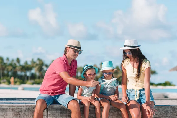 Famiglia con due bambini che giocano sulla spiaggia tropicale — Foto Stock