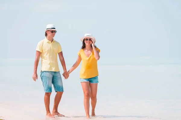 Junge Familie am weißen Strand während der Sommerferien. — Stockfoto