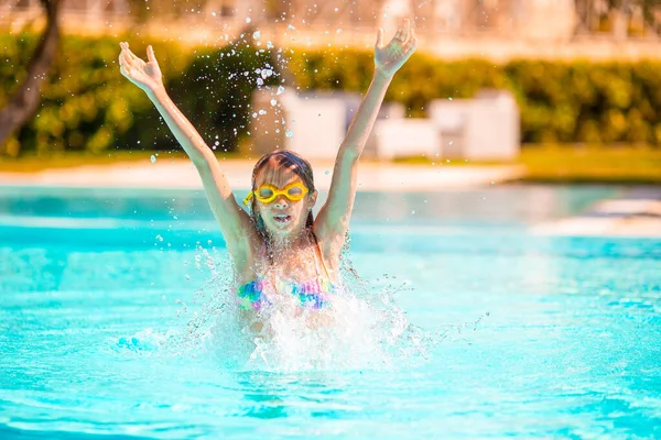 Little adorable girl in outdoor swimming pool — Stock Photo, Image