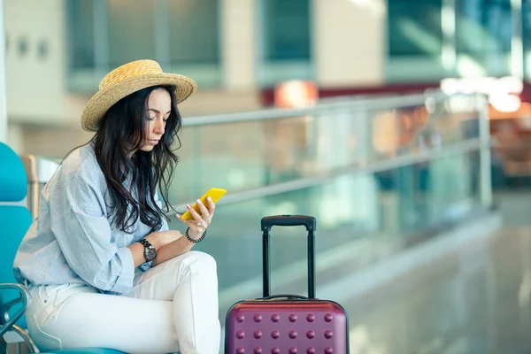 Νεαρή γυναίκα με το καφέ σε μια αίθουσα αναμονής αεροδρομίου, περιμένοντας την πτήση αεροσκαφών — Φωτογραφία Αρχείου