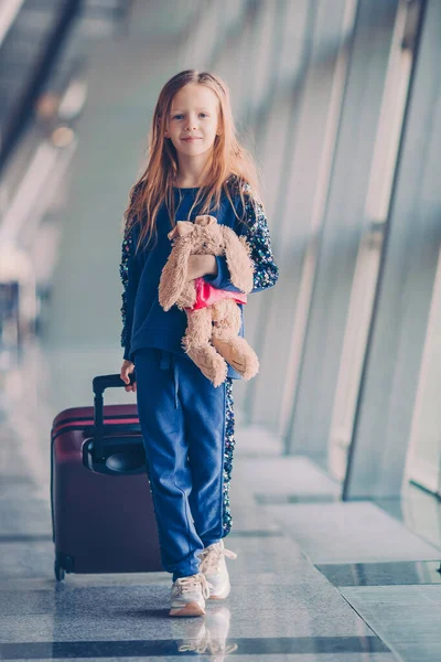 Liten unge på flygplatsen väntar på ombordstigning — Stockfoto