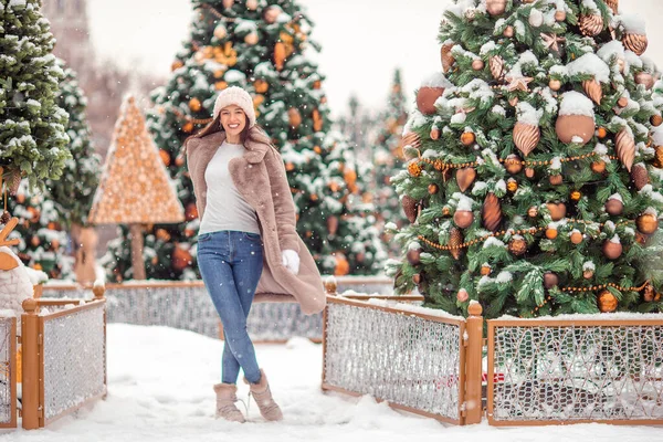 Lycklig flicka nära granen gren i snö för nytt år. — Stockfoto